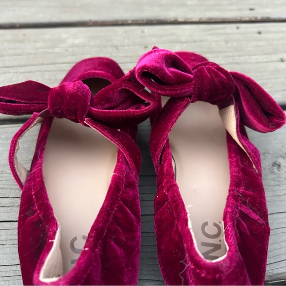 INC Girls Garnet “London” Crushed Velvet Bow Top MaryJane Flats | Size 1 - Picture 5 of 9